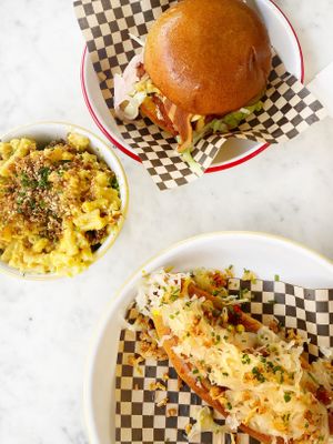 Vegan mac&cheese, burger en hotdog  at Rudy's Dirty Vegan Diner in North West London