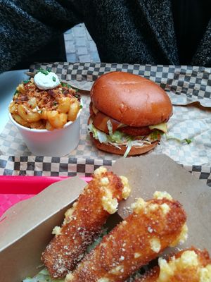Mozzarella sticks, burger & mac'n'cheese at Rudy's Dirty Vegan Diner in North West London