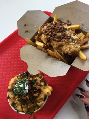 Lo único malo es que el lugar es un poco abierto y hace igual de frio dentro que fuera at Rudy's Dirty Vegan Diner in North West London