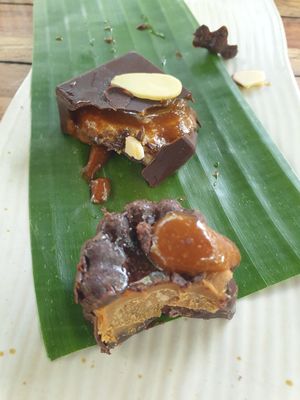 Biscoff bite and Almond twix 20k each: DELICIOUS at Pituq Cafe in 