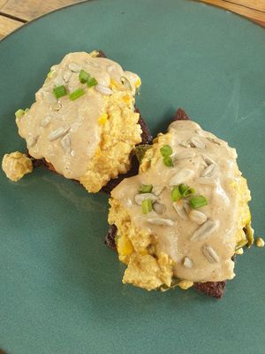 Tofu florentine 85k rp: not a fave, sauce tastes hummus-y, hard bread at Pituq Cafe in 