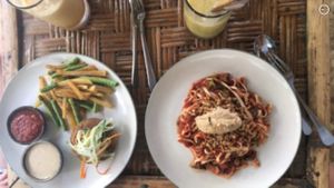 Bolognese tempeh and burger  at Pituq Cafe in 