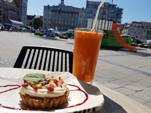 juice and apple tartelette at Organic Vision in Oostende