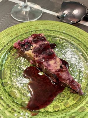 Tarte de chocolate com frutos vermelhos at Remedio Santo Campo Alegre in Porto