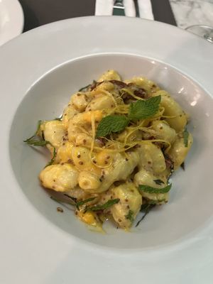 Gnocchi com molho de amêndoa e lima  at Remedio Santo Campo Alegre in Porto