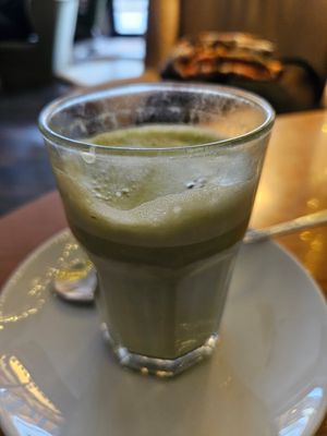 Matchalatte mit Hafermilch at Teilchen & Beschleuniger in Muenster
