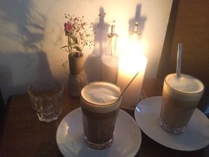 Schokopresso and Chailatte with oatmilk  at Teilchen & Beschleuniger in Muenster