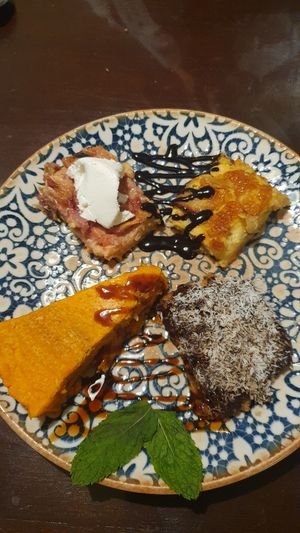 Postres variados, pastel de zanahoria, pastel de fresa, de chocolate y de manzana sin gluten at La Lluna in Valencia