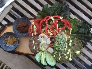 Veganer Rohkost Burger zum Selbst kreieren at pure  in Thun