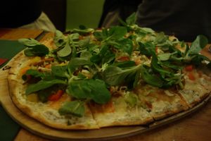 G24 Bacon & Garlic (with vegan cream, diced potatoes, vegan bacon, red onions, vegan cheese, and garlic oil) at Flammerie Alt-Saarbrücken in Saarbrucken