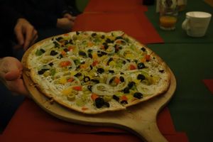 G6 Mediterranean (vegan) (with vegan cream, colourful olives, mild chillies, bell pepper, onions, and herbs de Provence) at Flammerie Alt-Saarbrücken in Saarbrucken