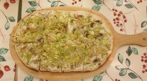 "Lauch" with leek, vegan creme, mushrooms and pine nuts at Flammerie Alt-Saarbrücken in Saarbrucken