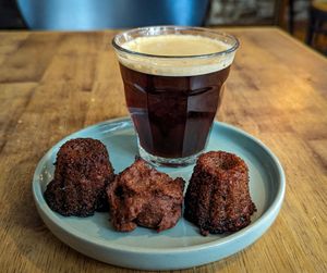 Café avec douceurs véganes 4€ (deux petits banana breads et un petit chose de pâte à cookie) at ChaCha in Nantes