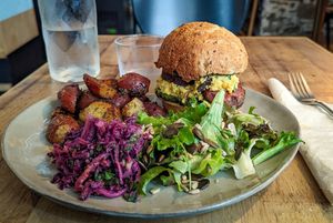 Chacha Burger 15€ (brouillard pleurotes et graines de lupin, rondelles de patate douce, crème de blette et graines de courges) le tout servi avec des pommes de terre grenailles  at ChaCha in Nantes