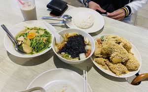 Stir fried sprouts with bai ling mushrooms, seaweed vegetable soup, cereal oyster mushrooms at En Hui Vegetarian Food 恩惠素食 - Marsiling in North Singapore
