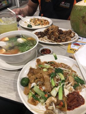 Fragrant fried Horfun and Bamboo Fungus Soup at En Hui Vegetarian Food 恩惠素食 - Marsiling in North Singapore