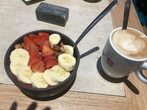 Smoothiebowl + cappuccino with soy at Shake Cafe - Camillo Cavour in Florence