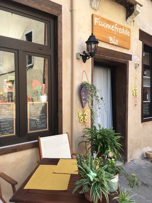 Exterior and one of the outside tables at Fiumefreddo Bio in Venice