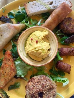 Appetisers selection: hummus, Thai roll, quinoa ball, empanada, among others at Fiumefreddo Bio in Venice