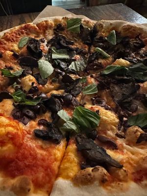 Pizza at Frontagers in Pacific Beach