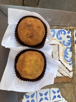 Arancina verdure e arancina con funghi  at kePalle - Via Maqueda in Palermo