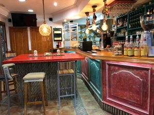 Decoración artesanal como sus platos at Papagayo in Torremolinos