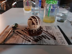 Brownie con helado de almendra 100% vegano at Papagayo in Torremolinos