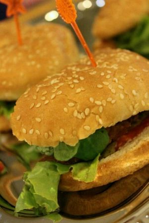 Deliciosas hamburguesas at Loving Hut in Valencia