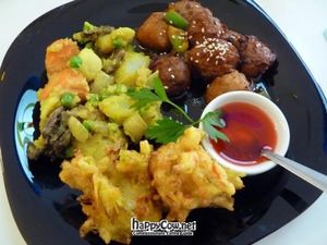 Menu of the day: vegetable tempura, potato curry, and soy balls with bittersweet sauce at Loving Hut in Valencia