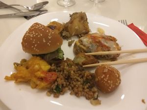 hamburguesa, patatas al curry, croquetas, pakoras, arroz at Loving Hut in Valencia