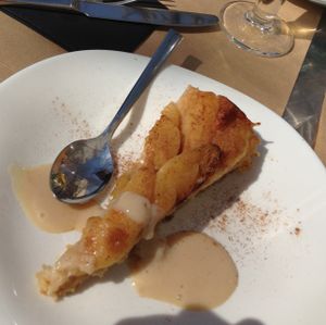 yummy warm apple cake at La Tastaolletes in Valencia