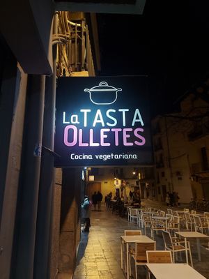 Front of the restaurant at La Tastaolletes in Valencia