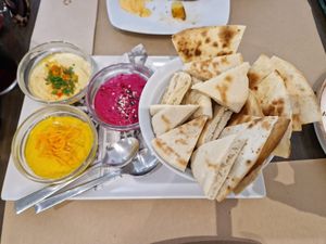 Pita bread with hummus at La Tastaolletes in Valencia