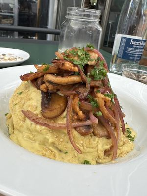 10/10 vegan cashew carbonara with mushrooms, tempeh and caramelized onions  at La Tastaolletes in Valencia