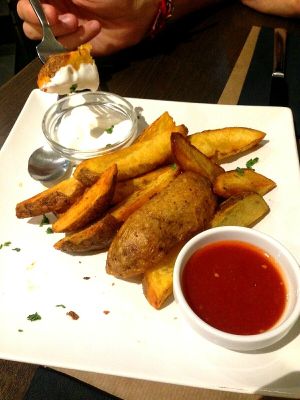 potatoes with vegan mayo and homemade ketchup at La Tastaolletes in Valencia
