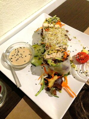 veggie rolls with tofu and peanut sauce at La Tastaolletes in Valencia