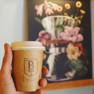 100% Plastic free take away cups, fully compostable, the lids and cups are made of paper and and vegetable starch only.  at BEAT Brew Bar in Valencia