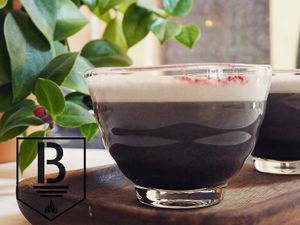 New superlattes... Charcoal Latte, sweeted with Lucuma ( a tropical superfood from Perú, slightly taste of soft caramel) and a hint of Carob. Recomended with coconut milk :) at BEAT Brew Bar in Valencia