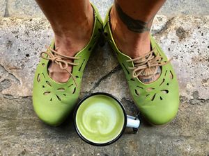Vegan matcha latte. When your Matcha 🍵 matches your shoes! 💚 at BEAT Brew Bar in Valencia