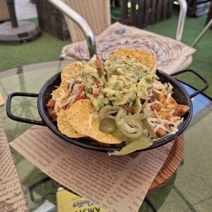 Nachos veganos con guacamole, frijoles, soja texturizada, jalapeños, cebolla y queso at Cafe del Far in Salou