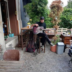 Outdoor live music at Burger World in Berlin