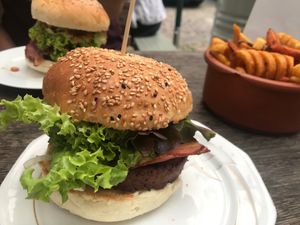 vegan "bacon cheeseburger" at Burger World in Berlin