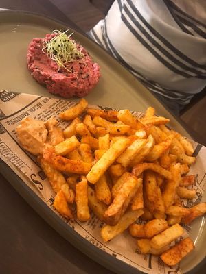 Vegan tartaar met friet at Annie's Kitchen in Lille