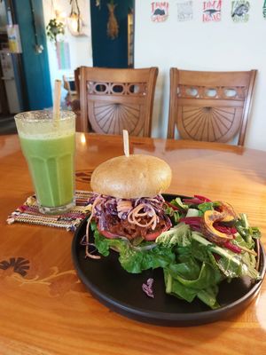 Pulled "pork" sandwich made from seitan and green smoothie at And 유 (Yu) Cafe in Jeju