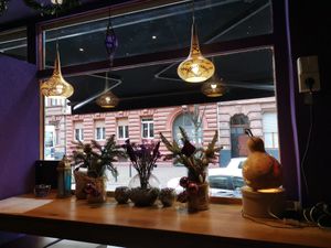 Blick von innen nach außen, weihnachtlich geschmückt at Bodhi in Mannheim