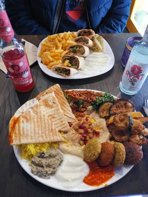 Gemischter Teller und hinten ShaVarma Wrap Teller at Bodhi in Mannheim