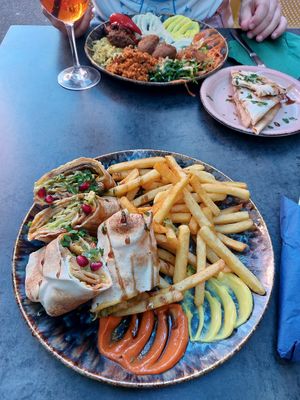 Shavarma Wrap Teller und Gemischter Teller at Bodhi in Mannheim