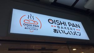 Shopfront  at Oishi Pan Bakery in Central Singapore