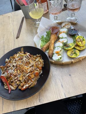 Široki rezanci z tofujem & vietnamsi degustacijski kroznik vegan at Ngon in Maribor