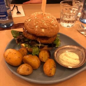 Hamburguesa de legumbreta at La Tia Carlota in Madrid